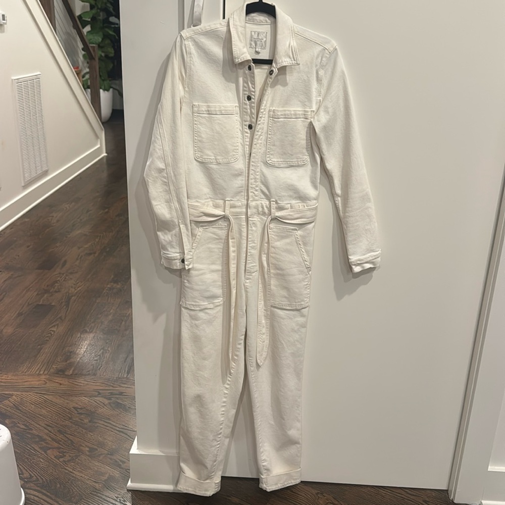 Chic off-white jean jumpsuit by Favorite Daughter and Joe’s Jeans! Size S.
